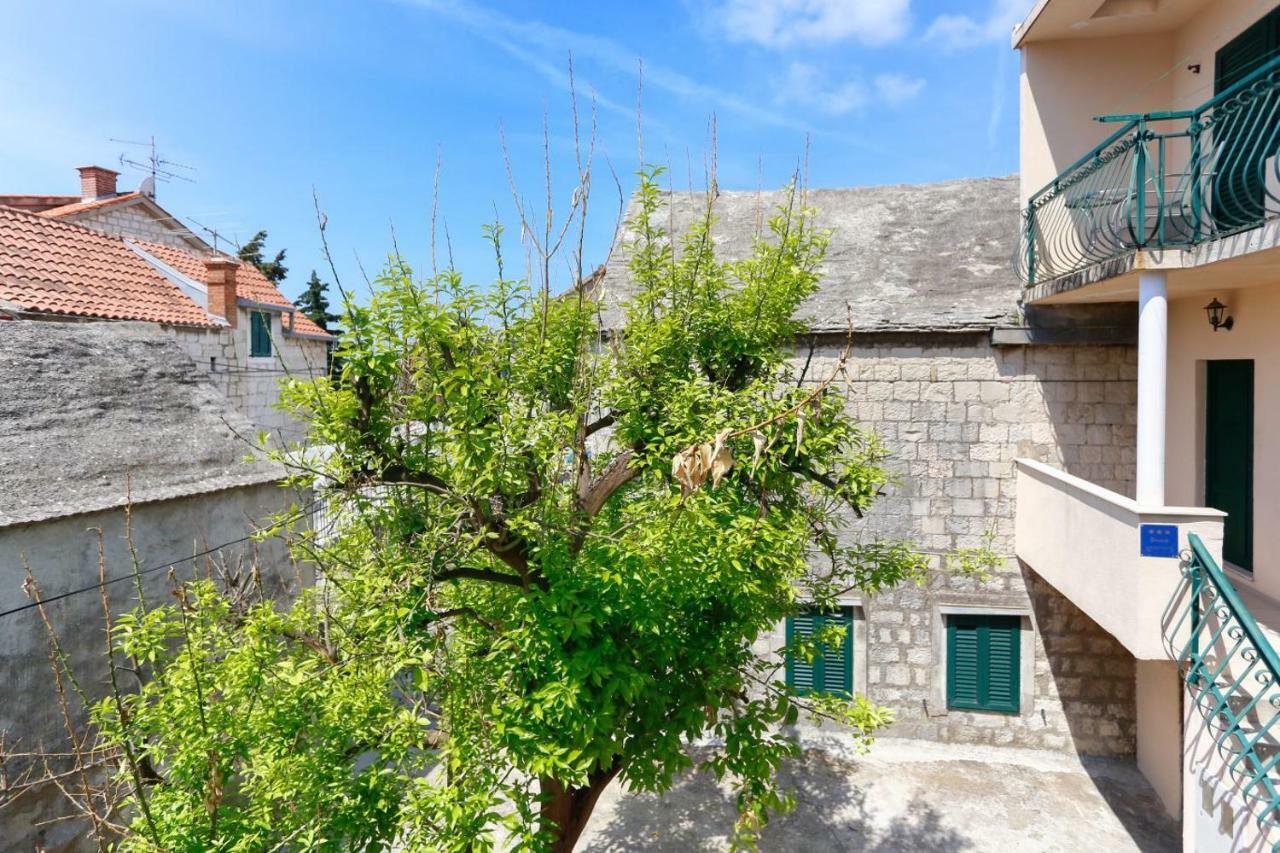 Apartments And Rooms Stone House สปลิท ภายนอก รูปภาพ
