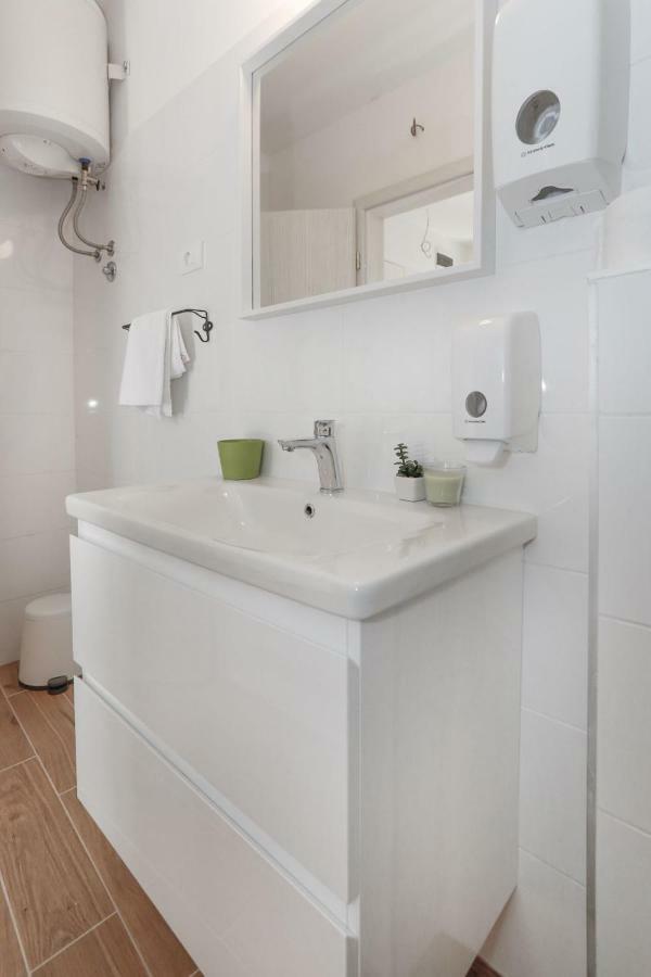 Apartments And Rooms Stone House สปลิท ภายนอก รูปภาพ