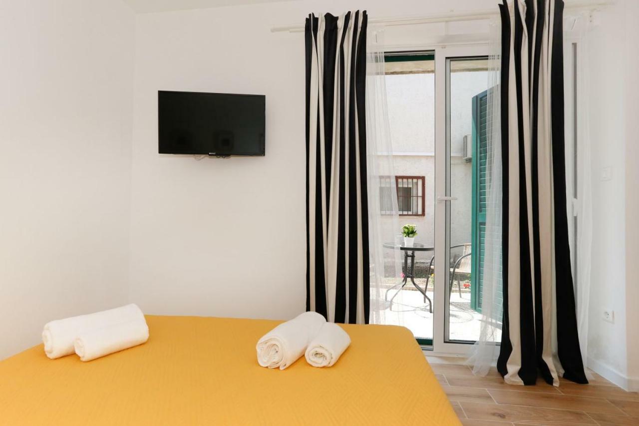 Apartments And Rooms Stone House สปลิท ภายนอก รูปภาพ