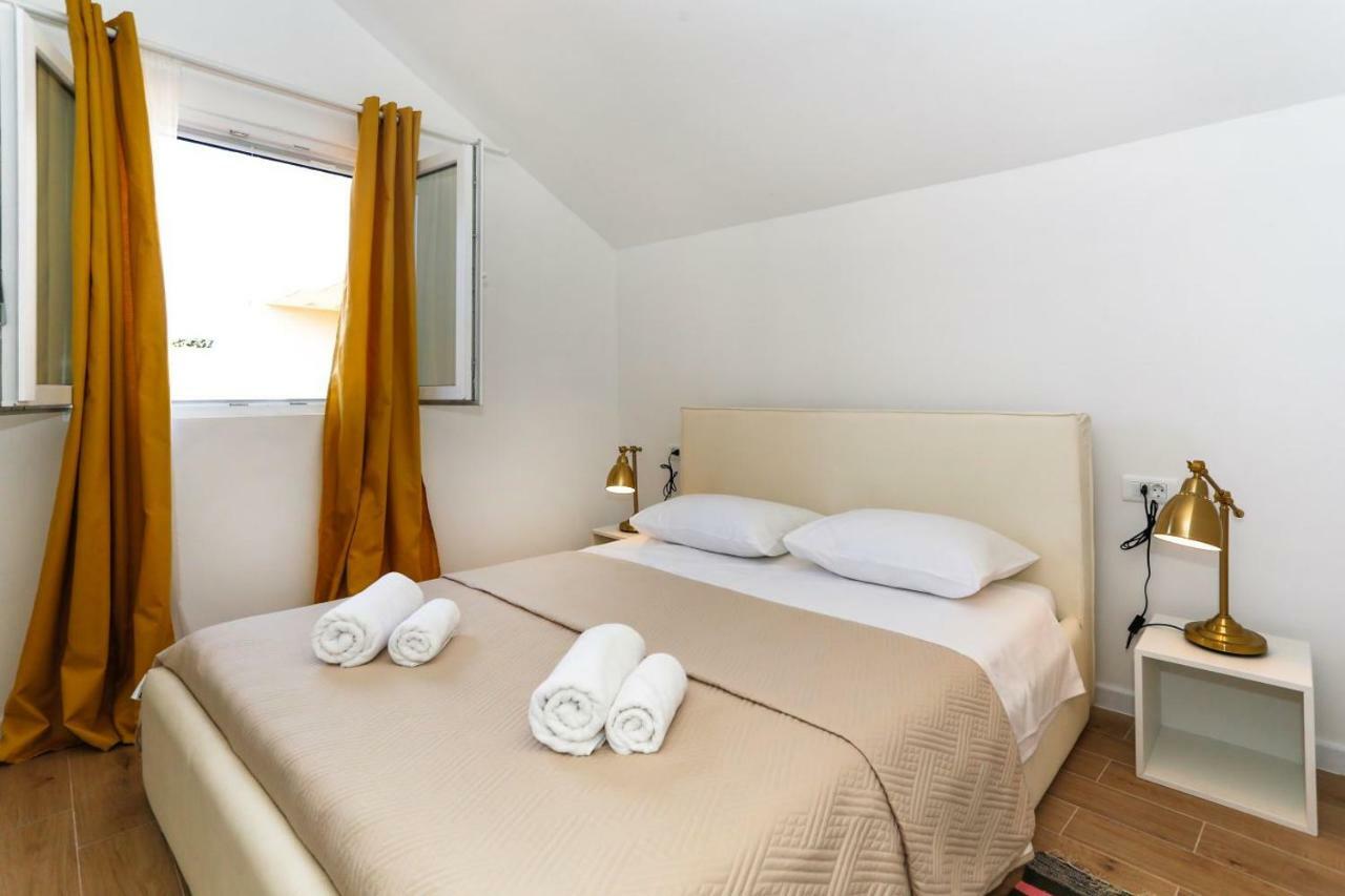 Apartments And Rooms Stone House สปลิท ภายนอก รูปภาพ