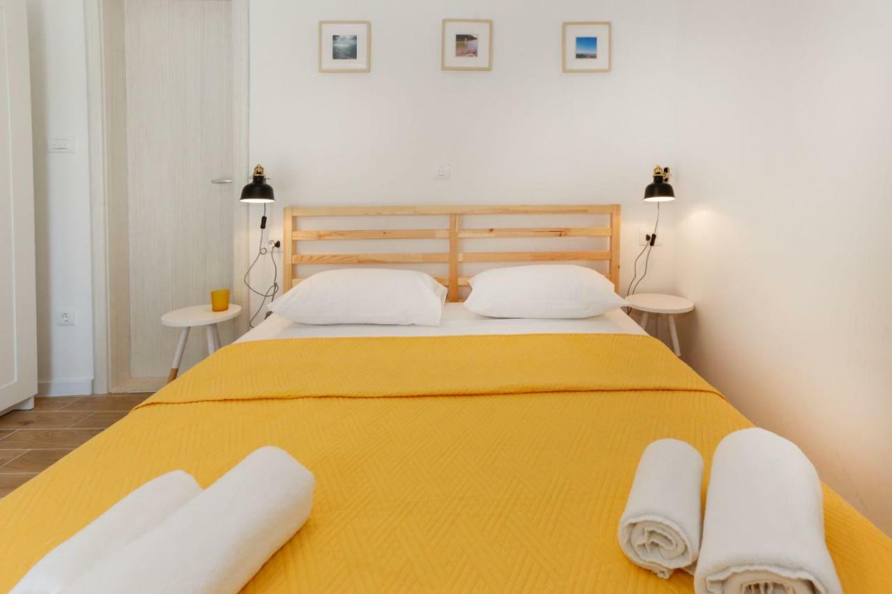Apartments And Rooms Stone House สปลิท ภายนอก รูปภาพ